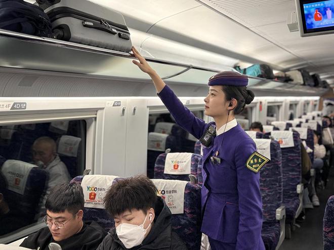 丨“值夜班”的高铁上她在轻声守护爱游戏app登录山东交通春运故事