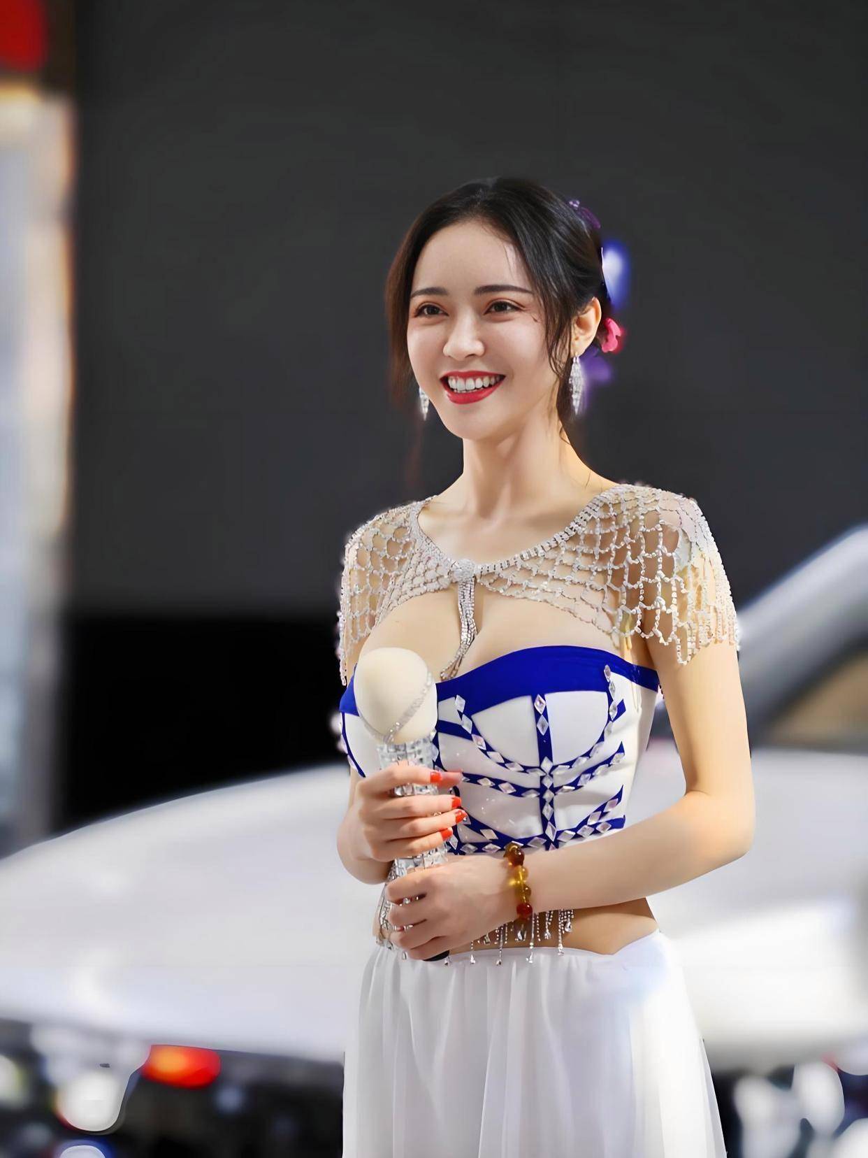 的3部电影这魔鬼身材不愧是模特出身！爱游戏app网站手机版潘春春最惊艳(图3)